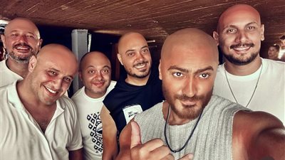 أول تعليق من تامر حسني بعد انتقادات اللوك الأخير