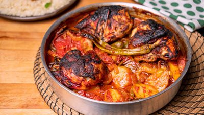 معشوقة الجماهير.. طريقة عمل صينية البطاطس بالفراخ 