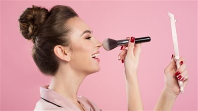 حيل مكياج تمنحك بشرة مثالية في الصيف