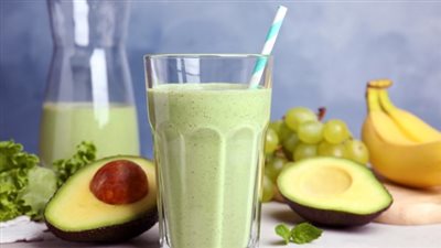  طريقة عمل سموثي الأفوكادو بالموز المنعش