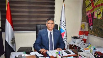 من داخل سيارة ميكروباص.. محافظ الجيزة يستمع لشكاوى المواطنين