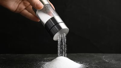 تفسير رؤية الملح في المنام للعزباء والمتزوجة