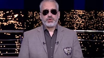 تامر أمين يثير الجدل بظهوره بنظارة سوداء على الهواء.. ما القصة؟