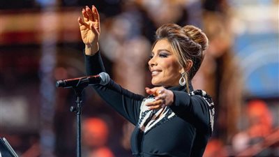 مشاهير الغناء والطرب يتألقون في حفل ليلة وردة (صور)