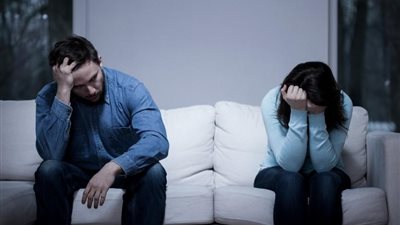 إمرأة تصرخ.. زوجى المدمن يطلب مني مجالسة أصدقائه ماذا أفعل؟