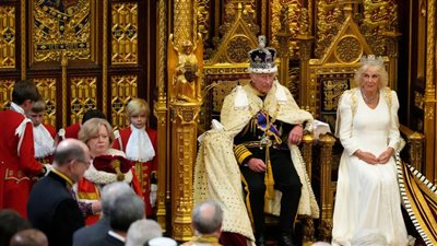 الملك تشارلز والملكة كاميلا يفتتحان لأول مرة أولى جلسات البرلمان البريطاني (صور) 
