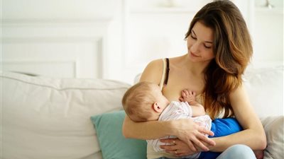 سيدة تشكو: حجم صدري أصبح كبيرًا بسبب الرضاعة.. هل سيعود كما كان؟