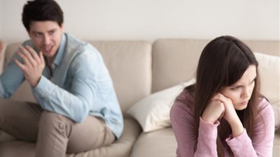 لا استطيع التوقف عن التفكير في خيانة زوجي.. ماذا أفعل؟