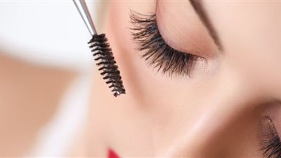 «دون ماسكرا».. 4 حيل طبيعية لإطالة الرموش وتكثيفها