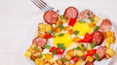 طريقة عمل السوسيس بالبيض والجبنة