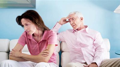 «زوجي مراهق بعد سن الخمسين».. كيف أتعامل معه؟