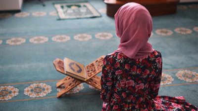 هل كشف قدم المرأة أثناء الصلاة يبطلها؟.. «أمينة الفتوى تُجيب»| فيديو