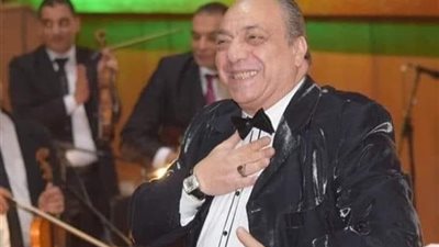سعد الصغير متأثراٌ بوفاة حمادة أبو اليزيد ويحمل النعش مع عائلته (صور)
