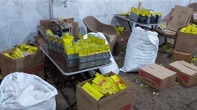 بالصور.. ضبط مصنع لإعادة تعبئة الشاي من مواد مجهولة المصدر