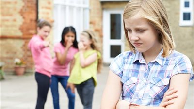 خلال فترة المراهقة.. كيف تساعدين ابنتك على تكوين صداقات؟