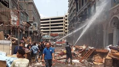 «حريق العتبة».. الحماية المدنية تواصل عمليات التبريد 