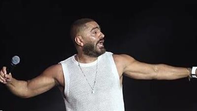 تامر حسني في أجواء رومانسية ويلبّي طلب معجبة بحفل العلمين