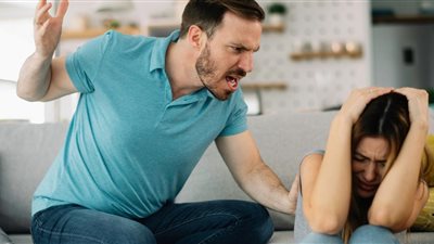 امرأة منهارة :«زوجي يضربني وكل حياته أصحابه».. كيف أتعامل معه؟