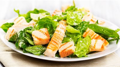 طريقة عمل سلطة السيزر بالدجاج مثل المطاعم