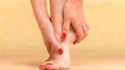 للنساء.. أسباب شائعة تسبب آلام وتورم القدمين