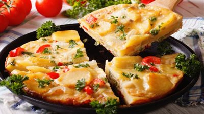 لإفطار شهي.. طريقة عمل عجة البيض والبطاطس 