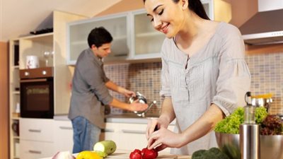  هل الزوجة ملزمة بخدمة زوجها؟.. «الإفتاء تُجيب»