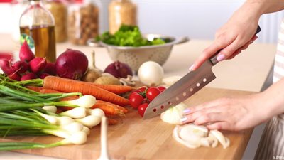 تفسير رؤية السكين في المنام للعزباء والمتزوجة