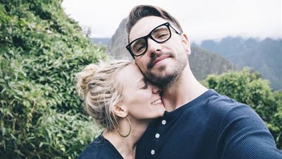 8 أسباب لانتشار ظاهرة حب الرجال للنساء الأكبر منهم