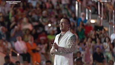 شريف مدكور يظهر ببدلة بيضاء بالكامل.. ويتغنى بالمصمم