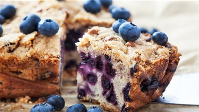 لذيذة وشهية.. طريقة عمل كيكة التوت