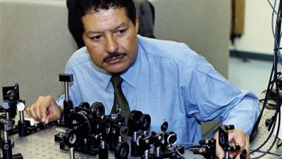 في ذكري وفاته.. لمحة من حياة العالم المصري «أحمد زويل» 