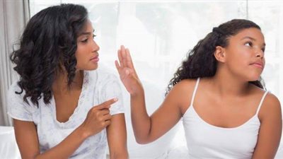 أصدقاء السوء وعقوق الوالدين: «أمي تعاملني بطريقة صعبة وفكرت أرفع قضية».. ما الحل؟