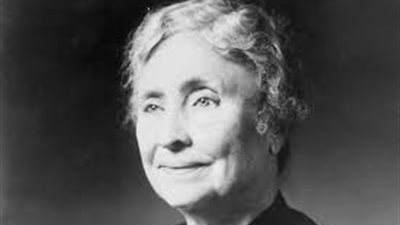 هيلين كيلر | أديبة أمريكية فقدت السمع والبصر ولقبت بـ«صانعة المعجزات»