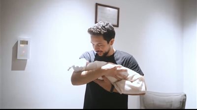 الأمير الحسين يرزق بمولودته الأولى ويطلق عليها «إيمان» (فيديو)   