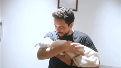 ولي العهد الأردني يؤذن في أذن مولودته الأميرة «إيمان» 