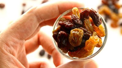 تفسير رؤية الزبيب في المنام .. وارتباطه بالحصول على ميراث