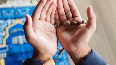 هل يجوز الصلاة جالسًا عند الشعور بالتعب؟.. «الإفتاء تُجيب»