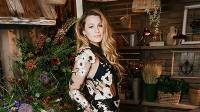 بليك ليفلي بإطلالة إيلي صعب من الزهور الصيفية للترويج لفيلمها الجديد (صور) 