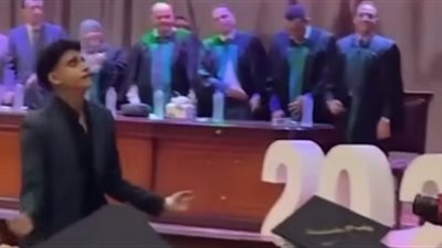 وصلة رقص طالب على مهرجان شعبي بحفل تخرجه تشعل الجدل.. وجامعة الزقازيق تندد بالواقعة 