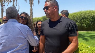 تشييع جثمان والد الفنان أحمد صلاح حسني بمسجد الشربتلي وأمير كرارة اول الحاضرين