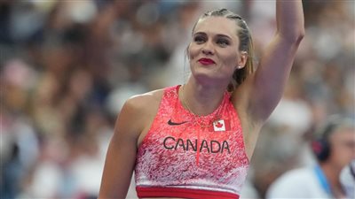 لاعبة زانة كندية تخطف الأنظار بجمالها في أولمبياد باريس.. وتثير الجدل باحتفالها