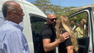 نجوم الفن والرياضة يواسون أحمد صلاح حسني بجنازة والده (صور) 