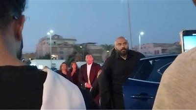 انهيار أحمد صلاح حسني بعزاء والده بمسجد الشرطة (صور)