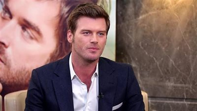 تفاصيل ظهور كيفانش تاتليتوغ مع رجل عصابات شهير بمسلسل جديد 