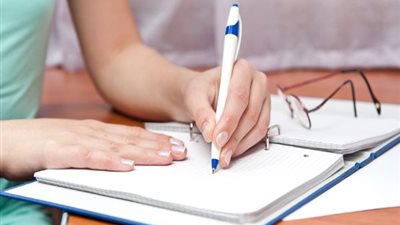 في اليوم العالمي للعسر.. ما لا تعرفه عن مستخدمي اليد اليسري