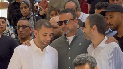 مشاهد مؤثرة من جنازة والدة الداعية مصطفى حسني 