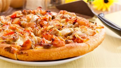 طريقة عمل البيتزا بالفراخ بطعم أحلى من المحلات