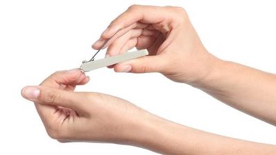 تفسير حلم قص الأظافر في المنام للعزباء والحامل