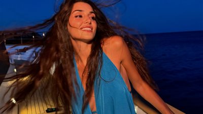 هاندا إرتشيل تثير الجدل بلقطات جريئة في عطلتها باليونان (صور)