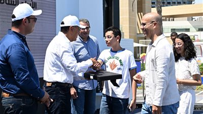 شاهد.. رئيس الوزراء يسلم عقود الوحدات السكنية بالعلمين الجديدة